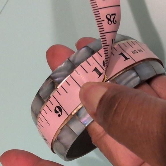 Elegant Mother of Pearl Bracelet - Picture 6 of 6